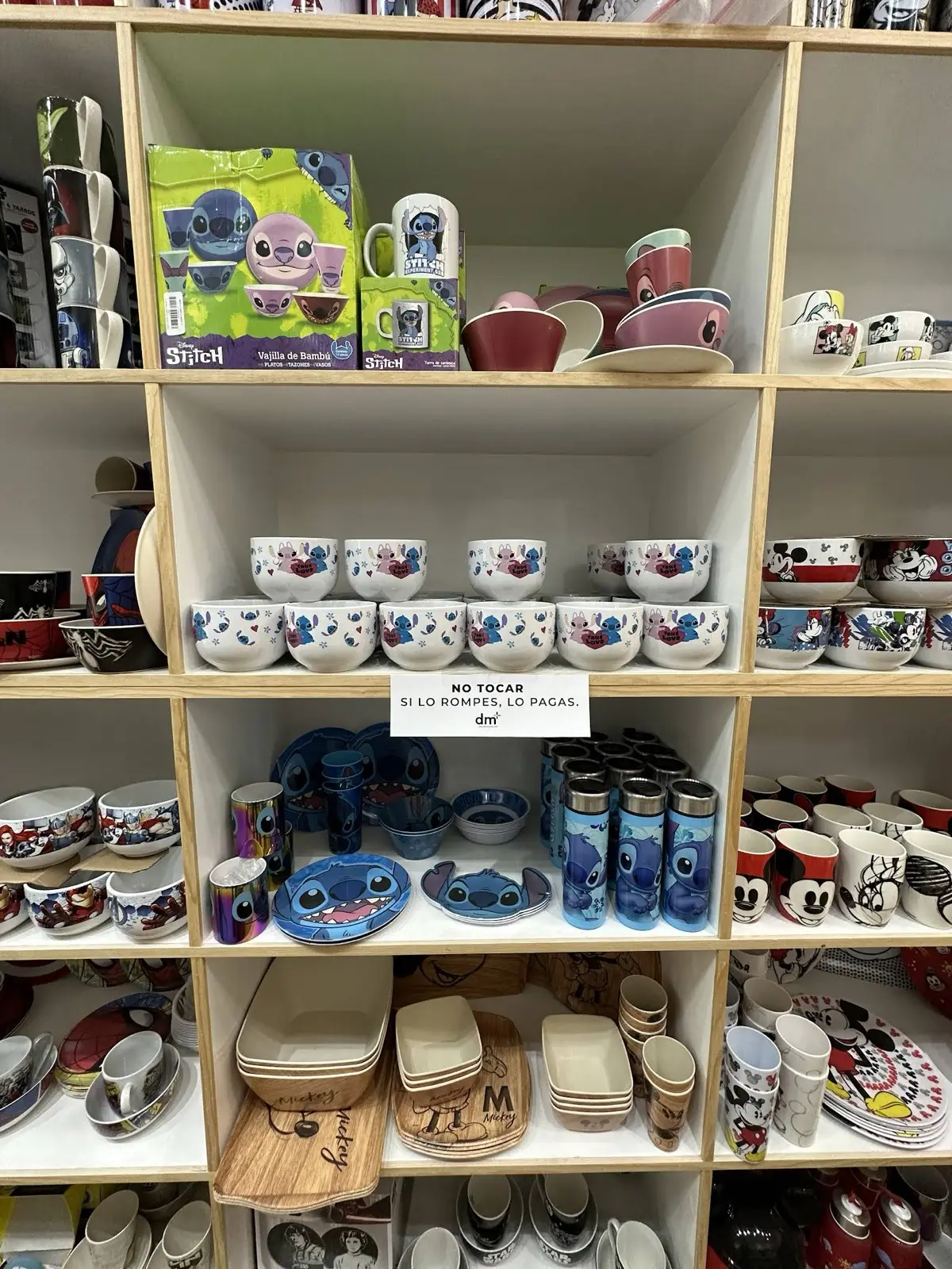 Mostrador y productos de novedades en demayoreo.com